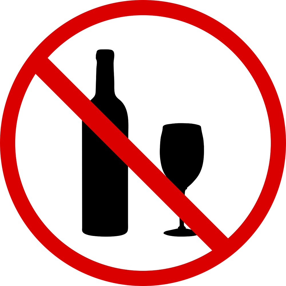 Znak z przekreśloną butelką i kieliszkiem. Źródło: pixabay.com
