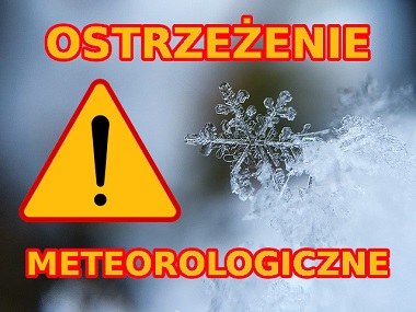 Napis ostrzeżenie meteorologiczne na tle zdjęcia płatków śniegu.