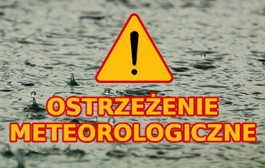 Napis ostrzeżenie meteorologiczne na tle zdjęcia opadów deszczu.